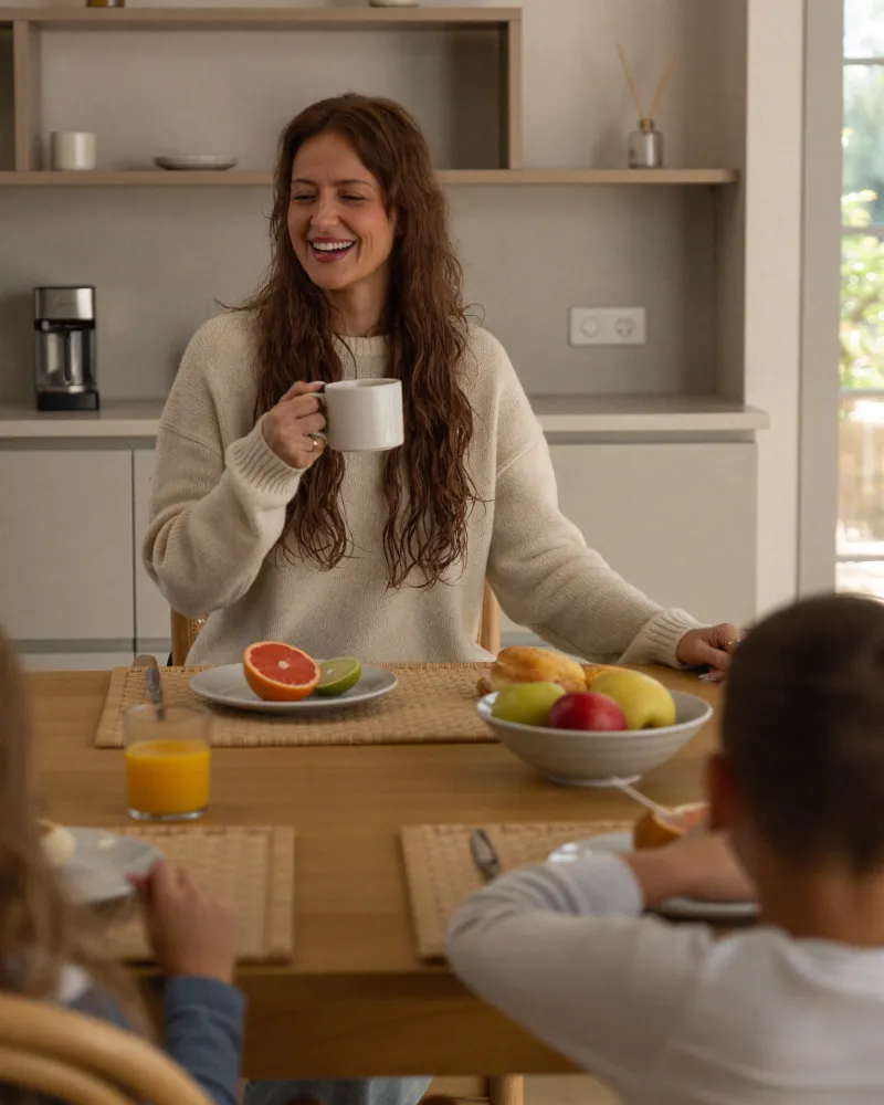Ina frühstückt mit ihren Kindern in der Küche