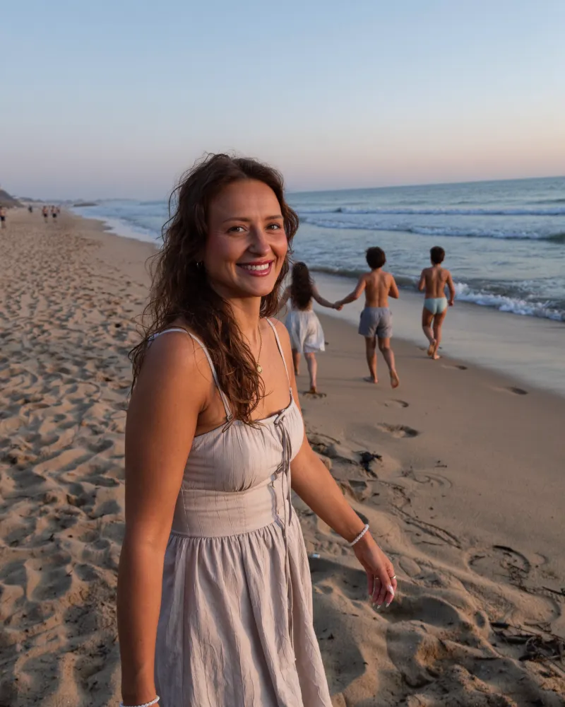 Ina geht mit ihren Kindern am Strand spazieren